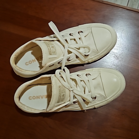 Converse shoes - Picture 2 of 6